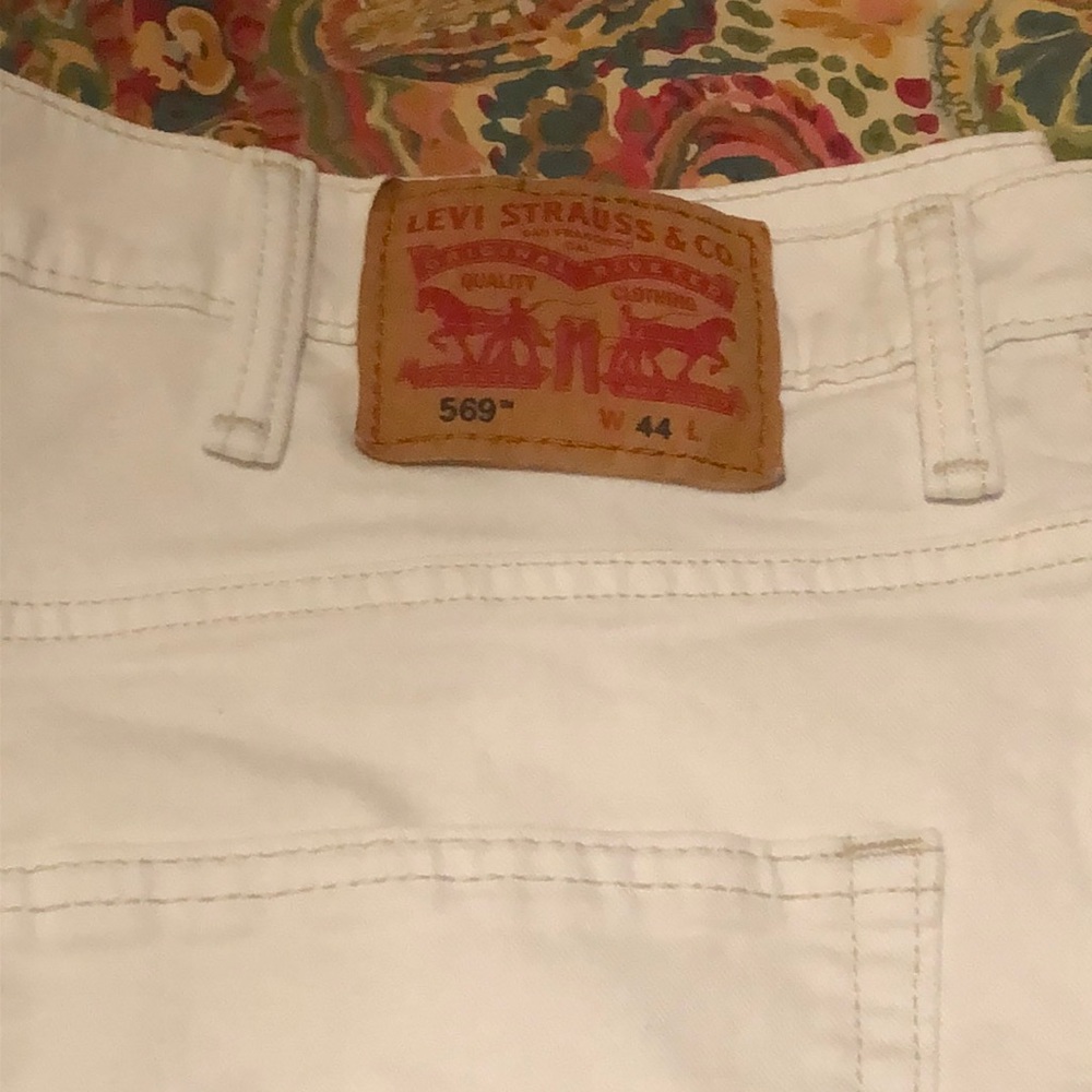 Levi’s 569 Men’s 44 waist jean shorts. Inseam 12”. Like new.